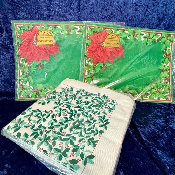 2 SETS/SEALED VINTAGE HALLMARK PLACEMATS CARDBOARD 8 POINSETTIA & HOLLY &NAPKINS - Picture 11 of 14
